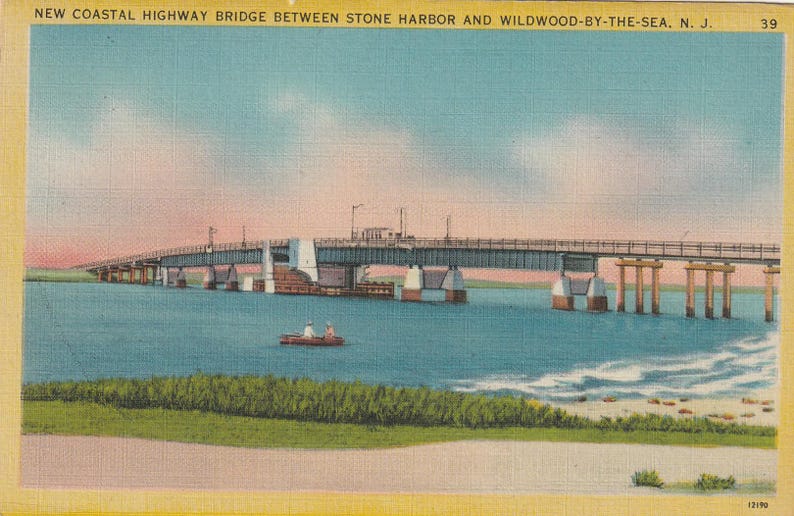 Puede incluir: Postal vintage que muestra el puente New Coastal Highway entre Stone Harbor y Wildwood-by-the-Sea, N.J. El puente cruza agua azul, con un peque&ntilde;o bote y una costa visible. El cielo transiciona de rosa a azul.