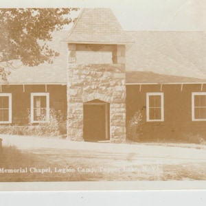Jane Keene Memorial Chapel Legion Camp Tupper Lake NY Carte postale RPPC des années 40 Five Dollar Photo Company