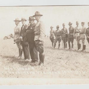 Carte postale du camp de Funston, Kansas, de la Première Guerre mondiale, le général Wood et le gouverneur de l'État View 10e Division 1918 RPPC