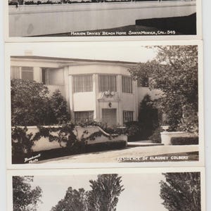Puede incluir: Tres postales vintage en blanco y negro con fotografías arquitectónicas. La tarjeta superior muestra la casa de playa de Marion Davies en Santa Mónica, California. La tarjeta del medio representa la residencia de Claudet Colbert. La tarjeta inferior muestra la residencia de Nelson Eddy en Beverly Hills, California.
