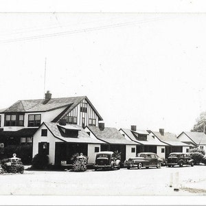 Cabañas y casas de campo modernas de Rust frente a la playa Eastern Illustrations & Publishing Co Belfast Me 1940s RPPC Postcard