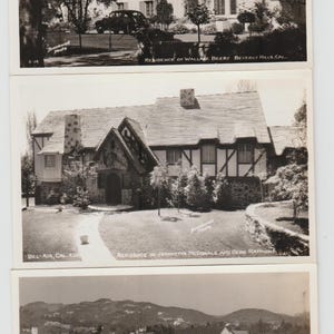 Puede incluir: Tres postales vintage en blanco y negro con residencias. La tarjeta superior muestra una casa grande con un techo oscuro y un coche aparcado delante. La tarjeta del medio representa una casa de estilo Tudor. La tarjeta inferior muestra una casa con un fondo montañoso.