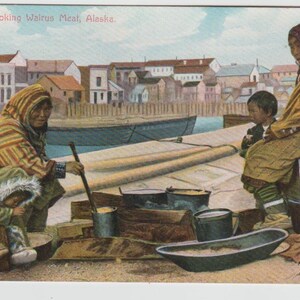 Eschimesi che cucinano carne di tricheco, Alaska, cartolina del 1909