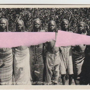 Três cartões fotográficos vintage incomuns de grupos étnicos africanos com seios nus