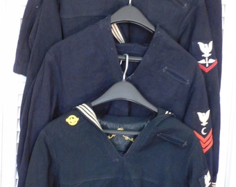 Camisetas de marineros de la Marina de los EE. UU. del Grupo de los Cuatro de la Segunda Guerra Mundial con la misma persona identificada