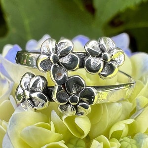 Vintage, Sterling Silver, Flower Ring, Floral Ring, Size 6 3/4, 2.4 Grams
