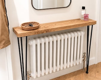Mesa de console artesanal em carvalho maciço com pés em formato de grampo | Móveis modernos e personalizados para hall de entrada | Cobertura rústica para radiador | Mesa de sofá estreita