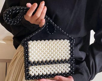 Bolso bandolera artesanal con cuentas: Bolso de mano con perlas blancas y negras
