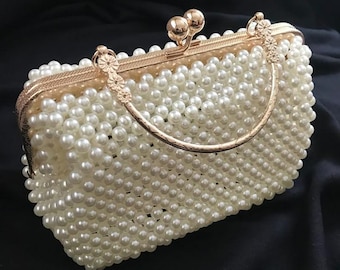 Bolso de mano artesanal con perlas: Bolso bandolera para novias y eventos especiales.