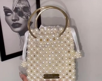 Bolso de mano artesanal con perlas: Bolso bandolera para novias y eventos especiales.