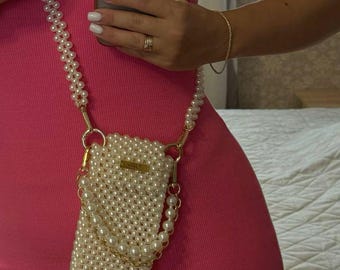 Bolso bandolera con perlas: bolso de mano hecho a mano con detalles dorados.