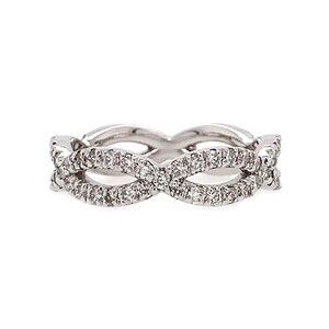 Può includere: Un delicato anello a fascia d'argento con un design a doppio infinito, incastonato con piccoli diamanti scintillanti.