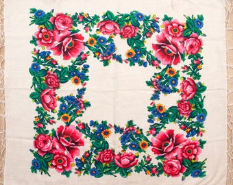 Xale ucraniano vintage. HustkaPlatok Babushka ucraniano. Lenço branco popular. Babushka étnica. Flores XAILS ucranianas e franjas de lã