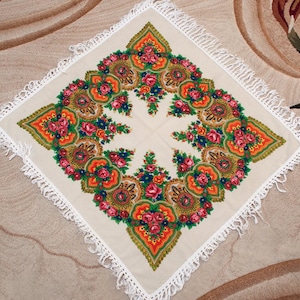 Vintage shawl. Fringed coverlet, tablecloth scarf Wedding shawl. Babushka Ukraine Hustka chale foulard, scialle fiori, ukraine scarf