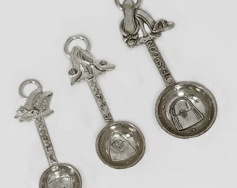 Measure Spoons: Silver Measure Set of 3–Raised Design Shoes Purses Hearts–Vintage