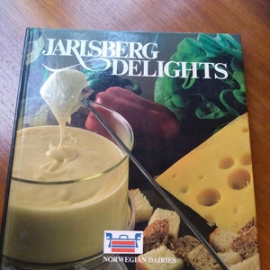 Jarlsberg Delights ヴィンテージ チーズ レシピ ブック 編集者: Ruth Marcussen Kielland。発行元: Norwegian Dairies Assc。VGC のレトロ レシピ ブック
