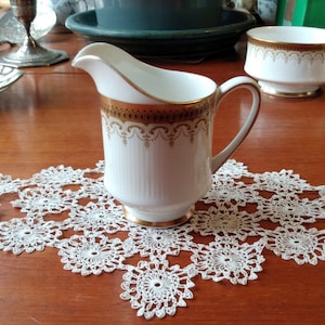 Paragon Vintage Bone China Creme/Milchkännchen im &#39;Athena&#39; Muster.Gold Design auf weißem China. Gold Vergoldung.Made in England 1960er Jahre. In VGC