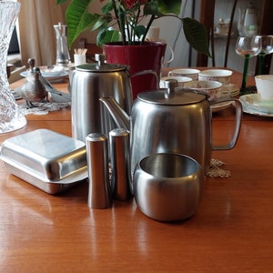 Juego de desayuno de acero inoxidable satinado Old Hall vintage (varios artículos) Fabricado en Inglaterra en la década de 1960. Estilo retro moderno de mediados de siglo. En muy buen estado.