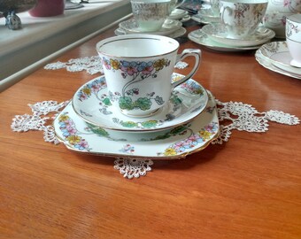 Art Nouveau Bone China Trio w nietypowym stylizowanym wzorze kwiatów i liści ze złotym złoceniem. Bardzo przypominające epokę. Wyprodukowane w Anglii. W stanie VGC