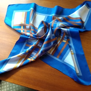 Foulard vintage en soie pure dans un motif géométrique abstrait frappant dans une palette de couleurs vives des années 1980. Écharpe rétro élégante et intelligente. Dans VGC