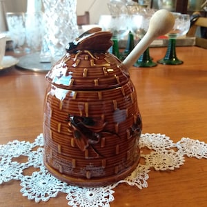 Vintage Honeypot with Lid & Original Spoon, Lovely Basket Weave Pattern and wonderful Bees on the lid and sides. In Excellent Condition.