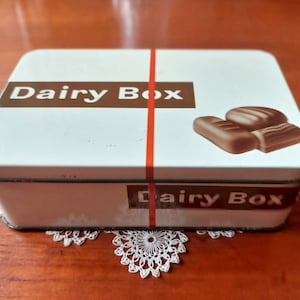 Lata de caixa de laticínios Rowntree vintage. Lata de chocolates variados de 1/2 libra feita em York Inglaterra 1971 Lata colecionável retrô
