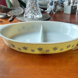 JAJ Pyrex Rzadki owalny dzielony półmisek &#39;Gaiety&#39; w żółtym wzorze płatka śniegu. Wyprodukowano w Anglii w 1958 r. Pyrex Mid Century Modern. W stanie VGC