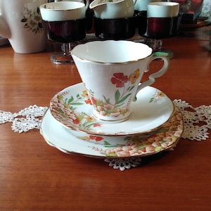 Royal Stafford 1940's Trio. Stylizowany wzór kwiatowy ze złotym złoceniem. Wykonane w Staffordshire, Anglia. W stanie VGC