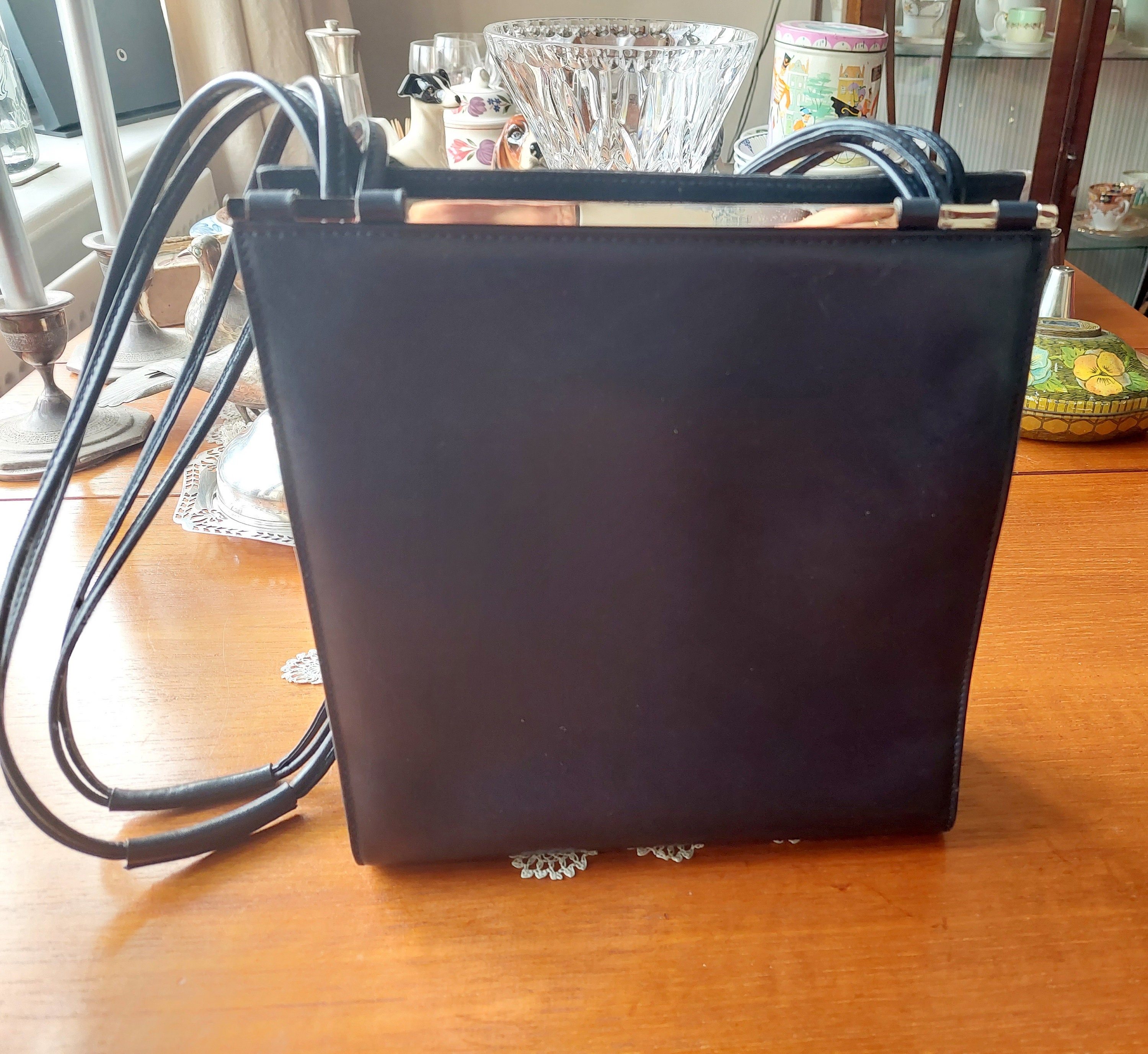 Echtleder Rare Montbui Vintage Navy Blue Umhängetasche mit silberfarbenem Metallverschluss. Komplett gefüttert. Hergestellt in Spanien 1960er Jahre In VGC