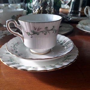 Salisbury ? Trio de porcelaine fine. Porcelaine côtelée avec motif délicat de guirlandes de fleurs et dorure à l&#39;or. Fabriqué en Angleterre dans les années 50/60. En VGC