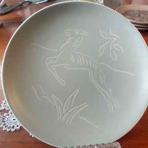 Vintage & Rare Poole Pottery Sgrafitto dekoracyjne talerze - Leaping Gazelle. Zaprojektowane przez Johna Adamsa/Trudę Carter Wyprodukowane w Anglii Lata 50. W bardzo dobrym stanie