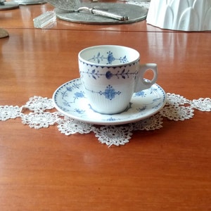 Taza de café espresso/demitasse vintage + platillo de Furnivals con el icónico diseño azul y blanco de Dinamarca. Fabricada en Inglaterra en los años 60. En muy buen estado de conservación