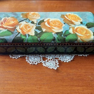 MacFarlane Lang Vintage Biscuit Tin with Stylised Scene Of Peach Roses on the Lid .Made in Scotland. 1950s In VCG