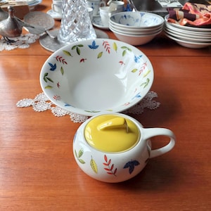 Set vintage anni &#39;50 composto da ciotola da portata e zuccheriera con coperchio con vivace motivo &quot;Springtime&quot;. Prodotto in Inghilterra anni &#39;50-&#39;60. Set Mid Century Modern