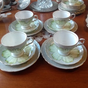 Seltenes, toskanisches Fine Bone China in atemberaubendem Lotus-Muster. Stilisiertes Blumenmuster auf weißem Porzellan. Goldvergoldung. Hergestellt in England. Im VGC.