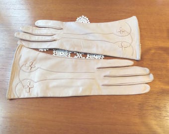Original Vintage 1950&#39;s Soft Leather Handmade Day Gloves in Dusty Pink with Stitched Pattern. Small Size. In VGC
