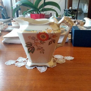 Art Deco Antique Large Jug in &#39; Gloria&#39; Pattern dated 1919 by J. Kent Ltd. Made in Staffordshire.England .Lovely Classic Art Deco Jug. In GC
