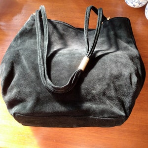 Seltene De Vecchi Schwarze Wildleder Handtasche von Hamilton Hodge. Detaillierung von dicken wirbelnden Goldmetallringen. Voll gefüttert. Made in Italy.In VGC.