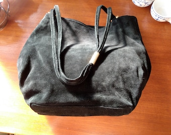 Seltene De Vecchi Schwarze Wildleder Handtasche von Hamilton Hodge. Detaillierung von dicken wirbelnden Goldmetallringen. Voll gefüttert. Made in Italy.In VGC.