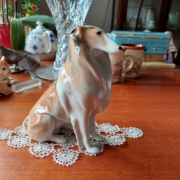 Belle figurine de chien colley en porcelaine Lomonossov vintage avec cachet original. Fabriqué à Saint-Pétersbourg. Russie. Figurine de collection. En VGC