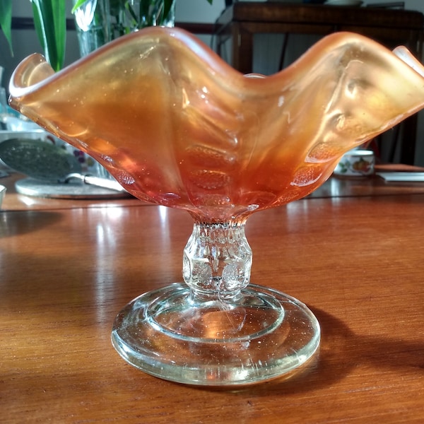Antieke Dugan / Diamond Coin Spot Carnival Glass Compote in Iriserende Goudsbloem Kleur.Made in USA. 1930s Collectable Carnival Glass. In VGC