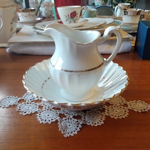 J&G Meakin Fine Bone China Milk Jug/Cereal Bowl in &#39;Cheltenham Gold from the Classic White Series. Gold Gilding.Made in England 1960&#39;s In GC