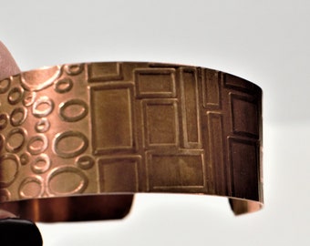 Pulsera de puño de cobre impresa con un diseño geométrico, regalo del séptimo aniversario, regalo del séptimo aniversario