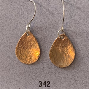 Pendientes de bronce de lágrima martillada, regalo del 8º aniversario, pendientes de lágrima en bronce, regalo del octavo aniversario imagen 1