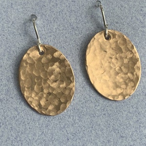 Gehämmerte Oval Bronze Ohrringe, Geschenk zum 8.Jubiläum, Oval Ohrringe in Bronze, Geschenk zum Acht Jahrestag