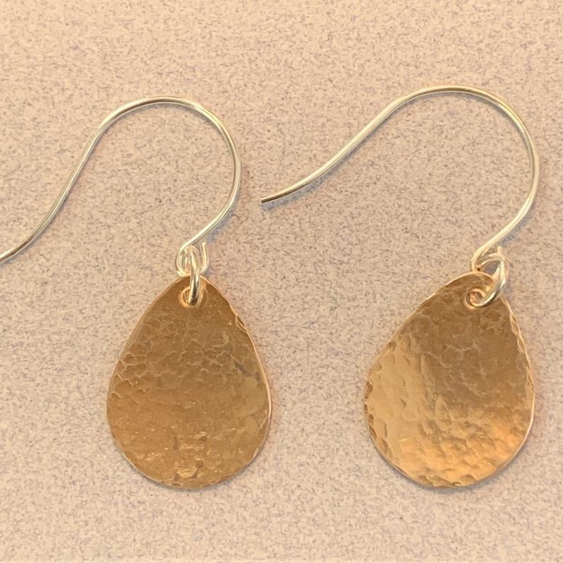 Pendientes de bronce de lágrima martillada, regalo del 8º aniversario, pendientes de lágrima en bronce, regalo del octavo aniversario imagen 6