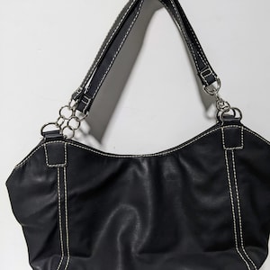 Cartera de hombro con dos asas y cadena de eslabones de Avon
