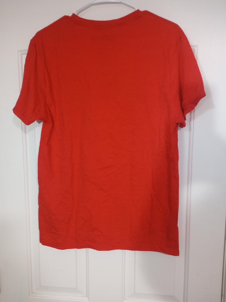 Puede incluir: Una camiseta lisa de color rojo de manga corta. La camiseta est&aacute; hecha de un material suave y c&oacute;modo.