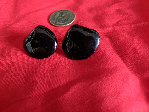 Shell Shaped Black Enamel Push Back Earrings - image 2