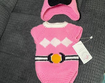 Conjunto de punto para bebé de 0 a 3 meses inspirado en los Power Rangers.